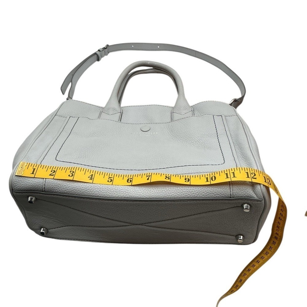 Marc Jacobs Empire City convertible leather tote bag in a shade of light grey - Picture 12 of 14